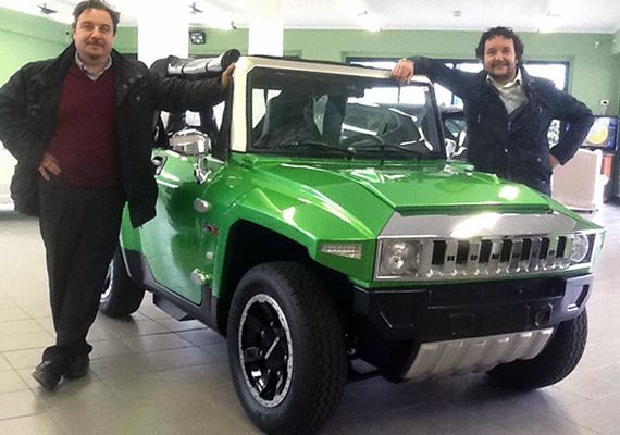 Lorenzo e Stefano Villa accanto alla microcar HUMMER elettrica